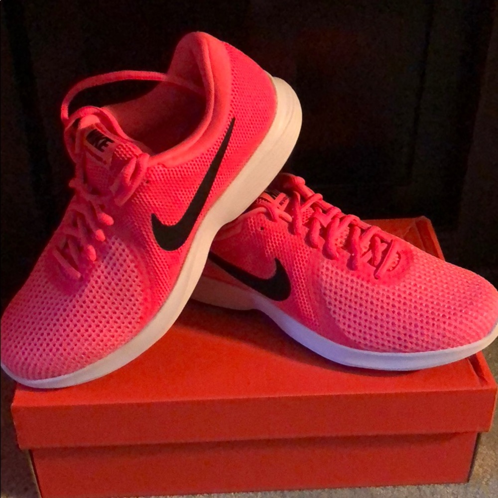 Nike Revolution 4
